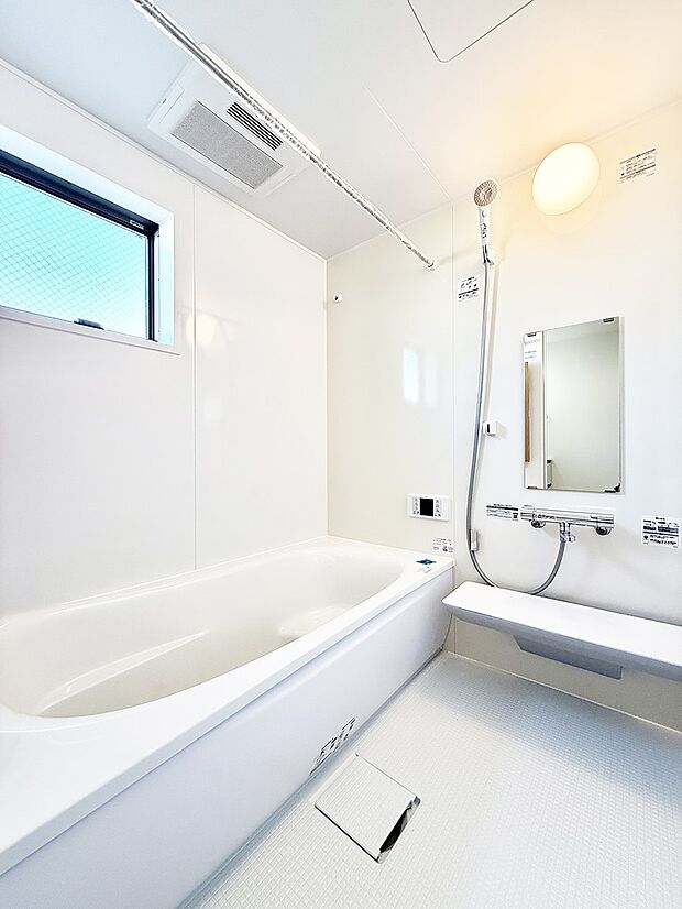 ■落ち着いた色合いの壁面、ゆっくり寛げるバスルーム