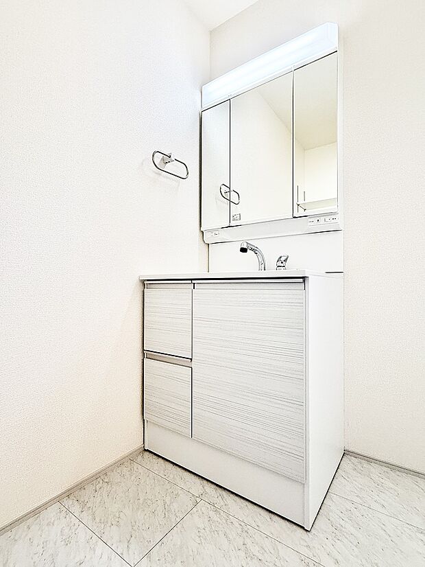 ■明るい洗面所は毎朝の歯磨きも楽しくできちゃいそうです♪