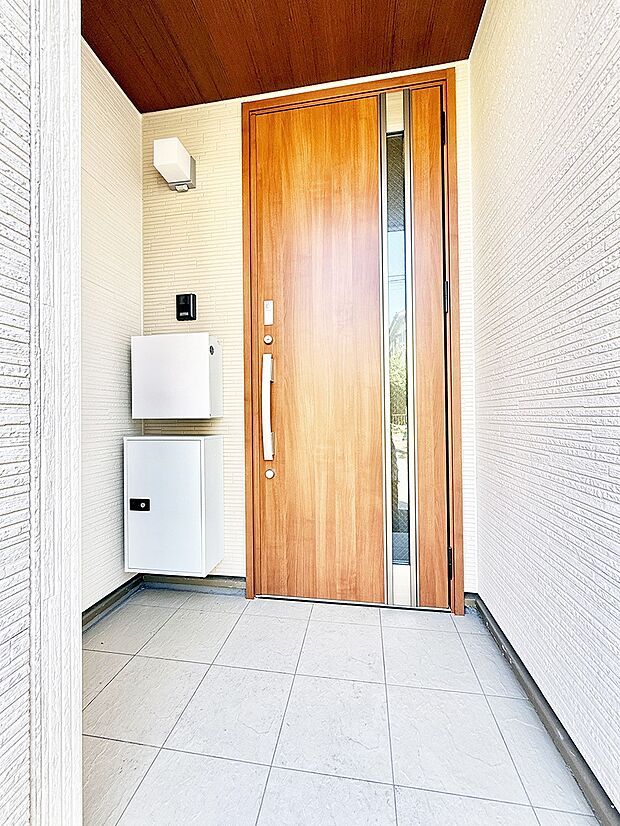 ■ シンプルで美しく、住まいの第一印象を彩る玄関です