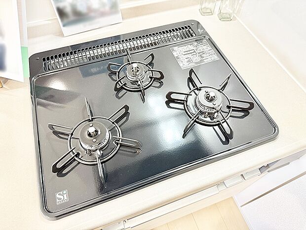 ■3口コンロのシステムキッチンで料理の手順もスムーズに