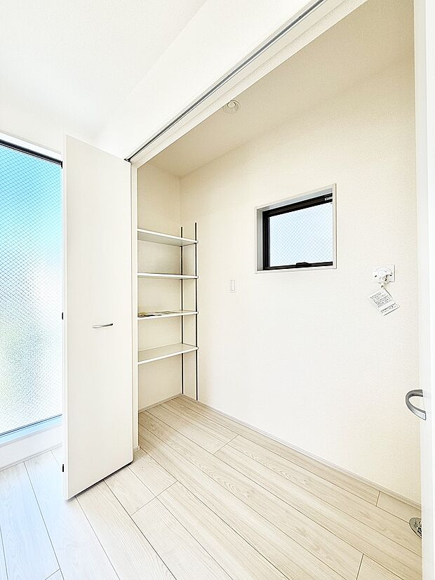 ■まとめ買いしたストック置き場や、災害時の備蓄にも便利なパントリー  