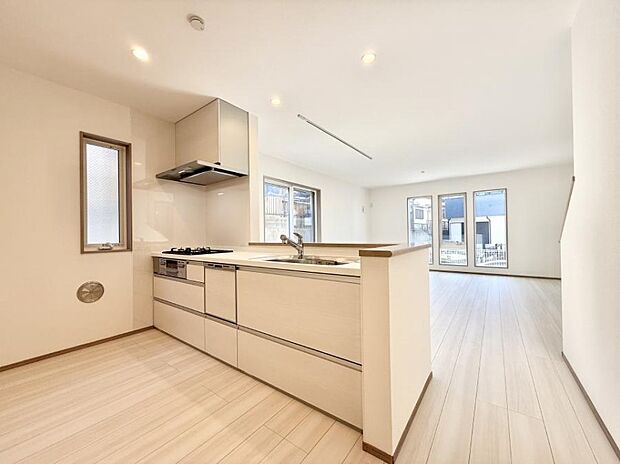 小窓があるので、明るさと開放感たっぷりなキッチン！  