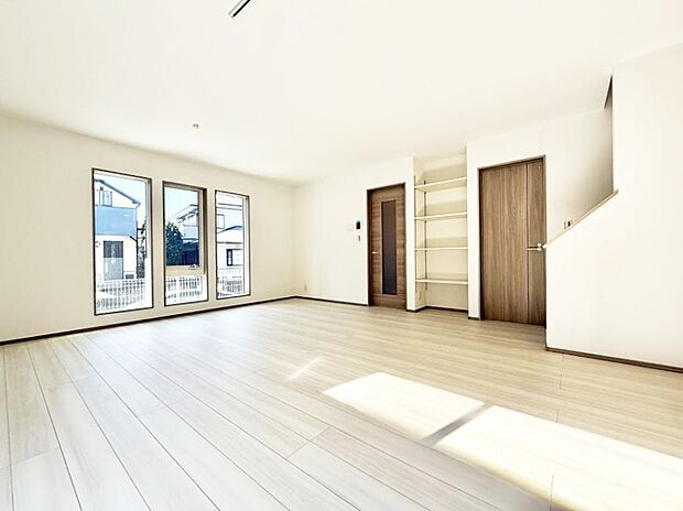 直接陽が室内に差し込み大変明るい室内です