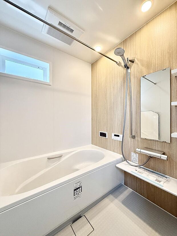 ■落ち着いた色合いの壁面、ゆっくり寛げるバスルーム