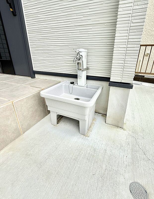 ■ガーデニングや洗車などの際に大活躍な屋外立水栓  