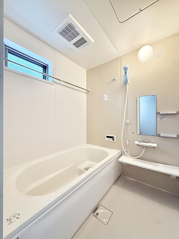 ■落ち着いた色合いの壁面、ゆっくり寛げるバスルーム