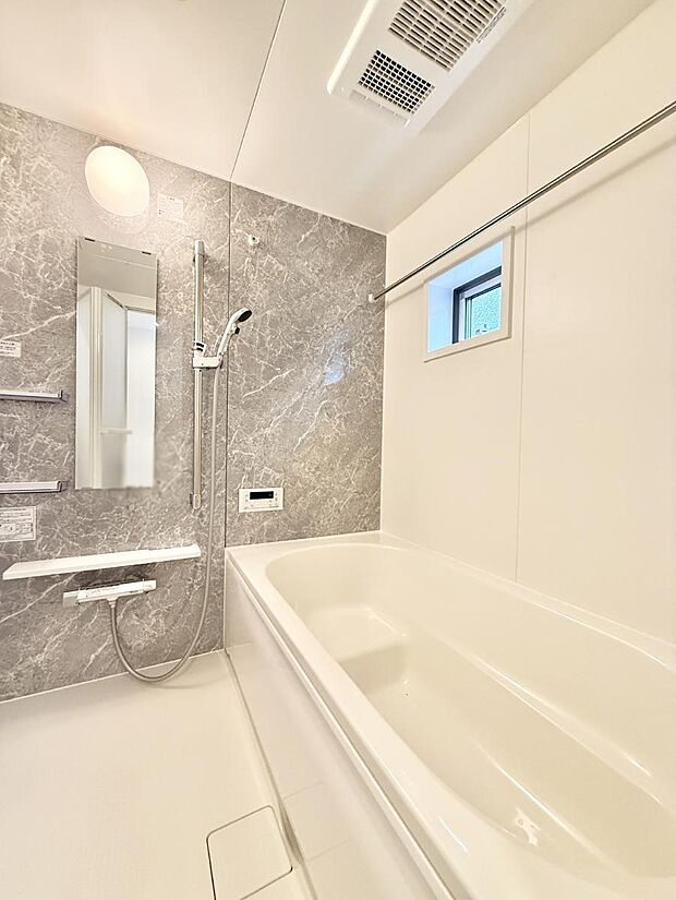 ■落ち着いた色合いの壁面、ゆっくり寛げるバスルーム