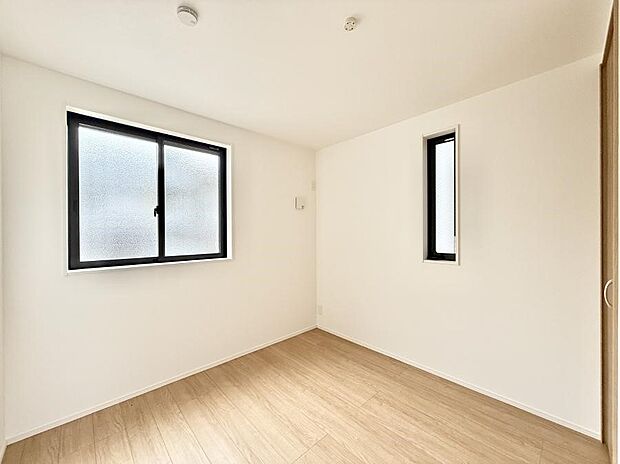 ■2面採光で明るい居室!