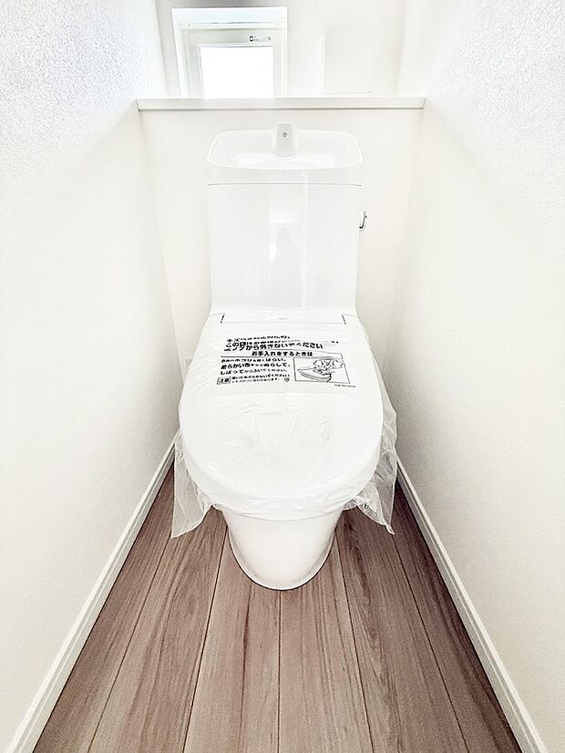 ■窓付きで明るく清潔なトイレ♪  