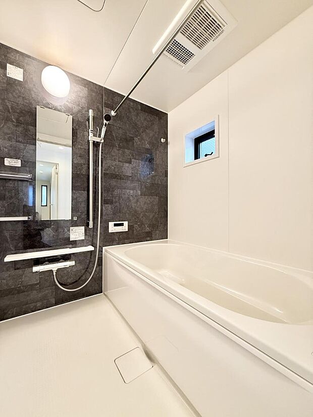 ■落ち着いた色合いの壁面、ゆっくり寛げるバスルーム