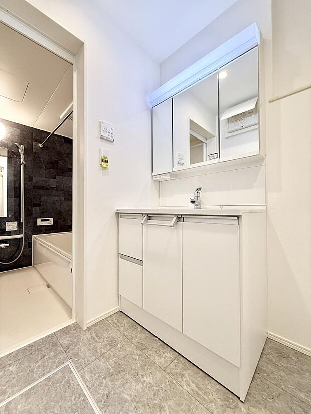 ■明るい洗面所は毎朝の歯磨きも楽しくできちゃいそうです♪