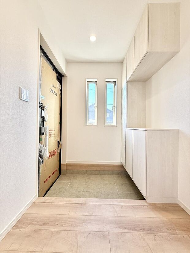 ■小窓がついた明るい玄関でお客様をお出迎えできます