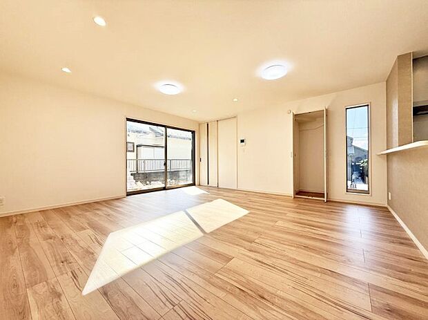 ■自然の光が差し込み、明るい空間が広がります