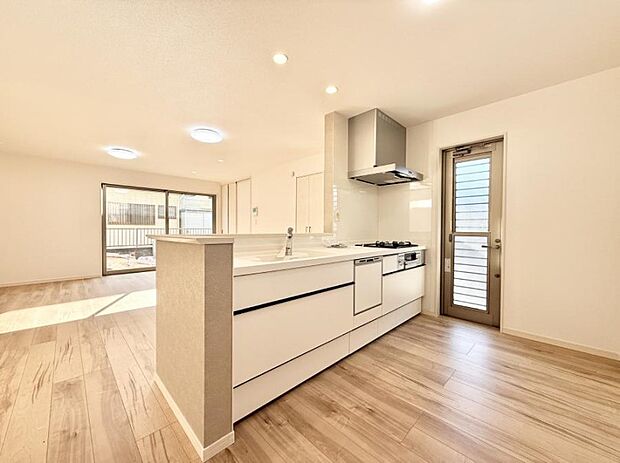 ■勝手口があるキッチンは明るくゴミ捨てに便利!通風し良好!で嬉しいですね