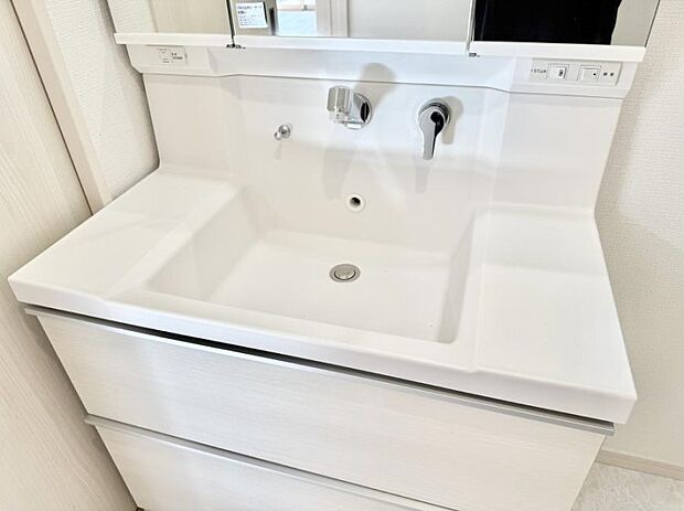 ■細かい部分まで洗いやすく便利なハンドシャワー付き