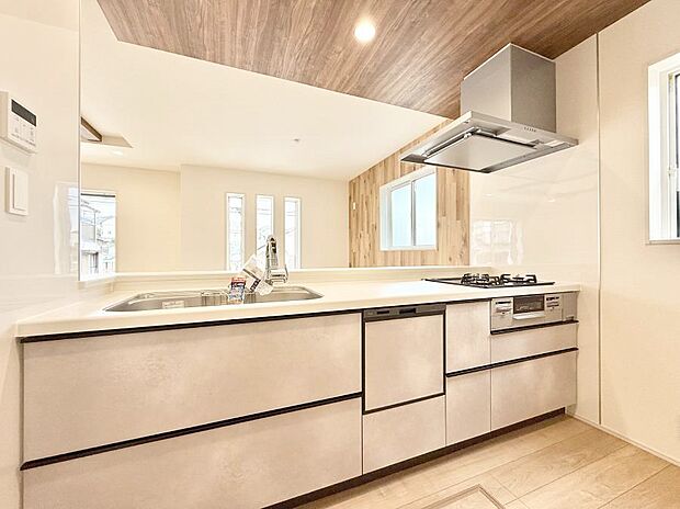 ■小窓があるので、明るさと開放感たっぷりなキッチン！  