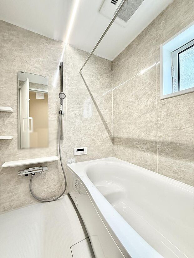 ■落ち着いた色合いの壁面、ゆっくり寛げるバスルーム