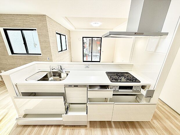 ■収納力豊富なシステムキッチン