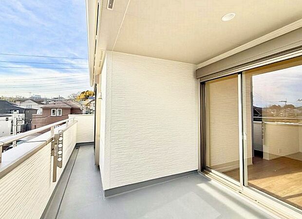 ■ 心地よい風と光を感じる、くつろぎのバルコニー