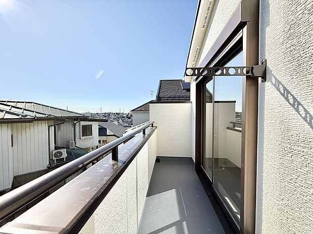 ■ 心地よい風と光を感じる、くつろぎのバルコニー