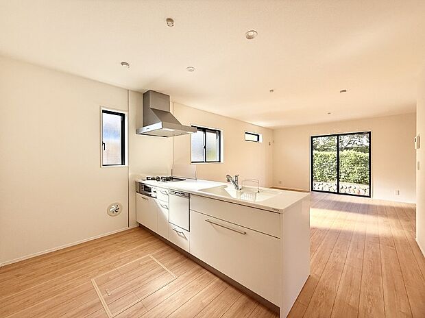 ■小窓があるので、明るさと開放感たっぷりなキッチン！  