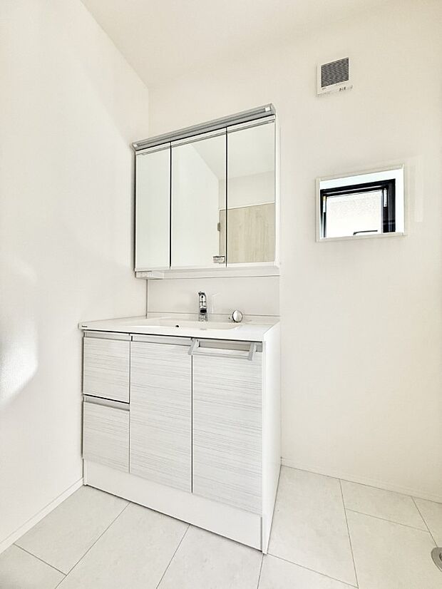 ■明るい洗面所は毎朝の歯磨きも楽しくできちゃいそうです♪