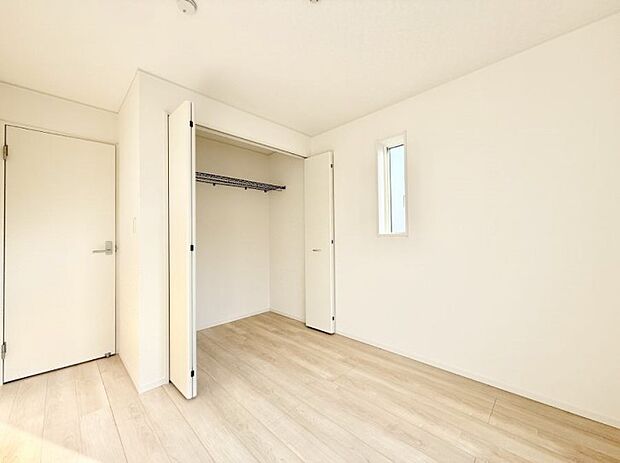 ■シンプルな空間で、収納付きベッドやデスクなど、多機能な家具を活用しやすいです