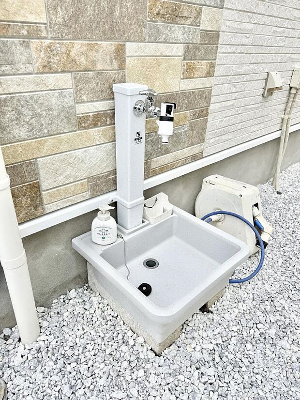 ■ガーデニングや洗車などの際に大活躍な屋外立水栓  