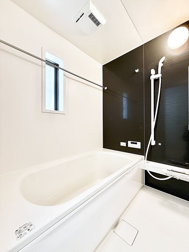 ■落ち着いた色合いの壁面、ゆっくり寛げるバスルーム