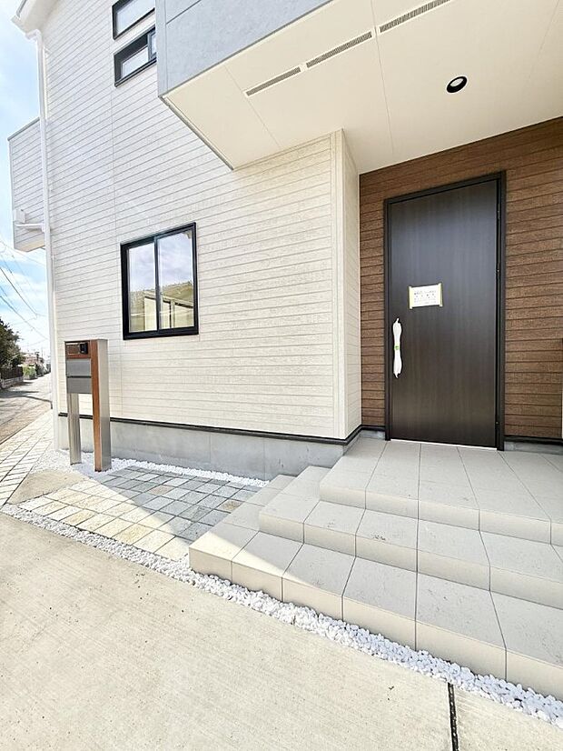 玄関はお家の顔!玄関アプローチでお客様をお迎え!