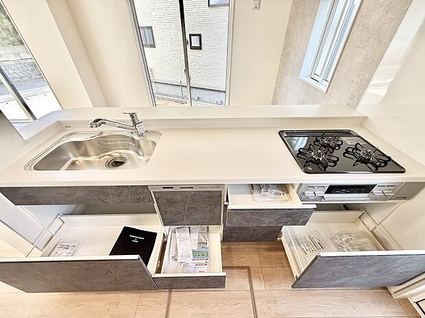 収納力豊富なシステムキッチンです!