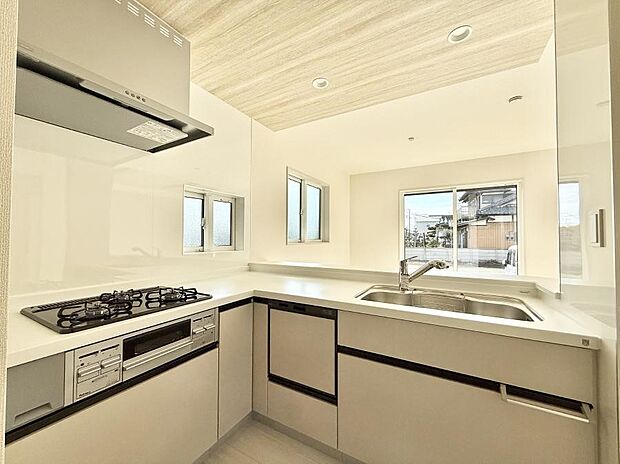 明るい色のキッチン どんなインテリアにも合いますね