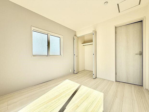 広いクローゼット、収納は多い方が嬉しいですね!