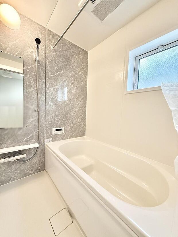 ■落ち着いた色合いの壁面、ゆっくり寛げるバスルーム