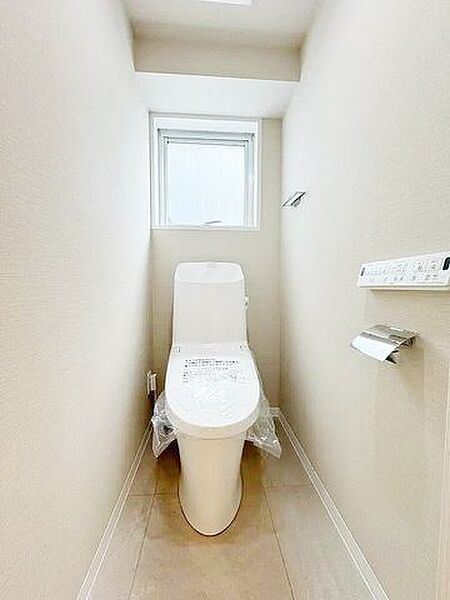 「やさしい温もりと清潔感に包まれる、ウォシュレット付きの上質な空間。」寒い朝も、忙しい日々も。肌にやさしい温水洗浄と抗菌機能が、心地よいひとときを演出します。