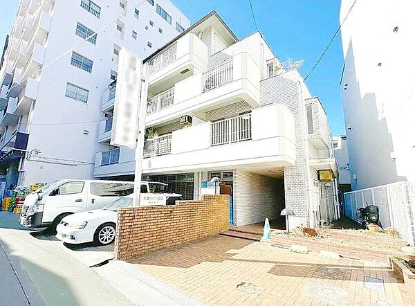 街に溶け合う美しい景観を生みだしているにも関わらず、採光や風通しを考えて設計された間取り。近隣との視線を考え、街全体で調整される窓位置。住まうご家族の心地よさを最優先しました。