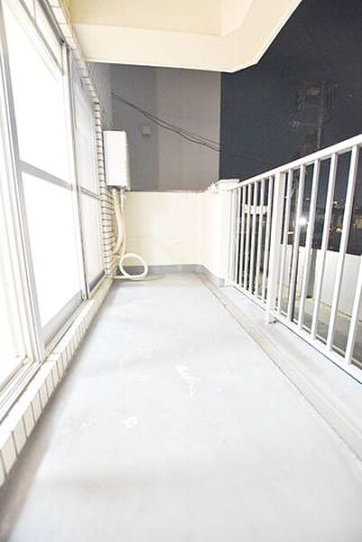 広々としたバルコニーには陽ざしがたっぷり。くつろぎの場としてはもちろん、洗濯やガーデニングにも活躍する、心地よさと便利さを兼ね備えたうれしいアウトドア空間です。