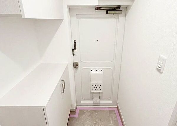 ゆとりある空間設計が際立つ玄関は、開放感と機能性を兼ね備えた上質な佇まい。動線や収納にも配慮された洗練のデザインが、住まいの品格を静かに引き立てます。