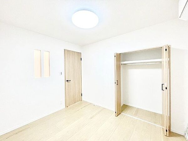すっきり暮らせる、クローゼット付きの居室！衣類やバッグ、小物類をまとめて収納できるクローゼット付きの居室は、空間を美しく保ち、毎日の身支度を快適にしてくれます。