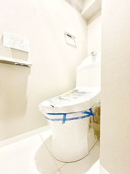 「やさしい温もりと清潔感に包まれる、ウォシュレット付きの上質な空間。」寒い朝も、忙しい日々も。肌にやさしい温水洗浄と抗菌機能が、心地よいひとときを演出します。