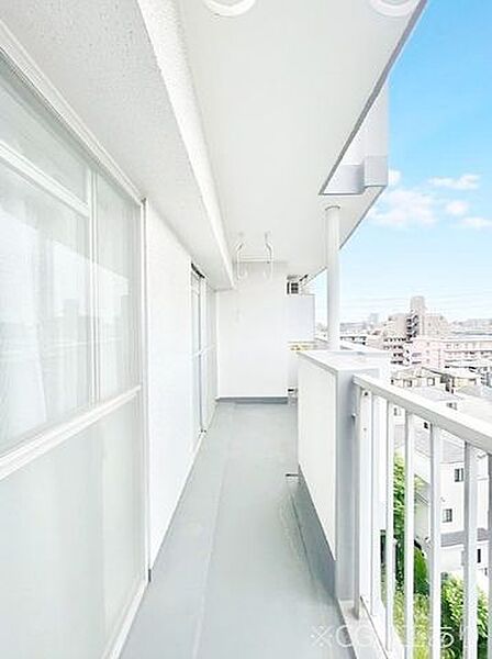 広々としたバルコニーには陽ざしがたっぷり。くつろぎの場としてはもちろん、洗濯やガーデニングにも活躍する、心地よさと便利さを兼ね備えたうれしいアウトドア空間です。