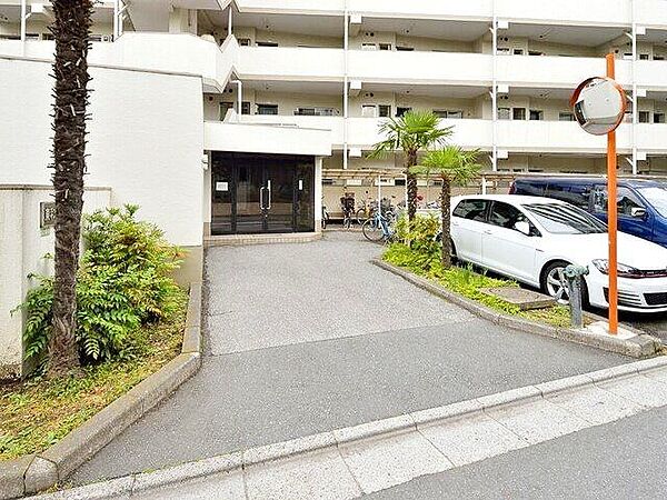光を多く取り入れた明るいエントランス部分は高級感ある仕上り。将来に亘って誇れる我が家の大事な入り口部分。
