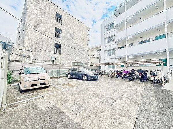 敷地内に居住者専用の駐車場をご用意しております。日々の通勤やお出かけに便利な環境を整えており、安心してお車をご利用いただけます。（バイク置き場あり）