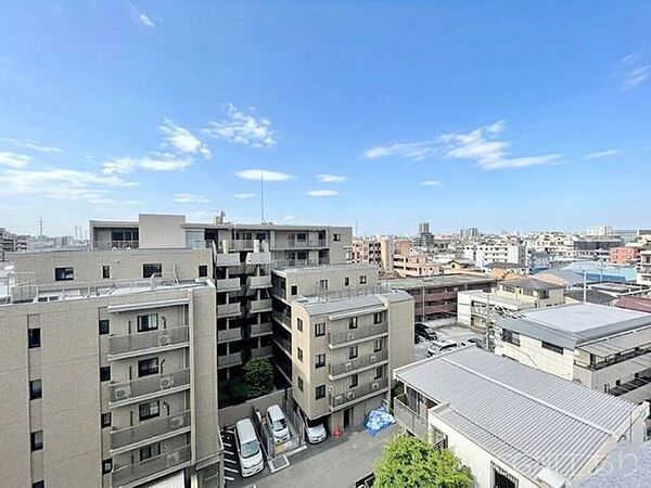 窓の先に広がる、特別な日常！高層階からのパノラマビューが毎日の風景を一変。空と街並みを一望できる眺望の良さは、住まいに開放感と豊かさをもたらします。
