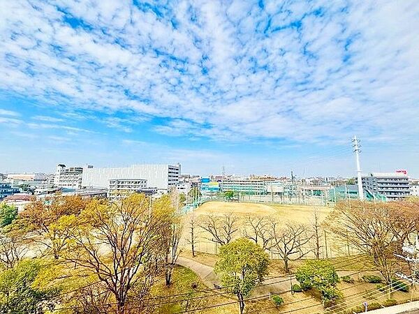 少し優雅に、眺望の良い部屋で新生活をしてみませんか？青空がみえたり、眺望や窓からの景色が良いと、家で過ごす時間も快適です。