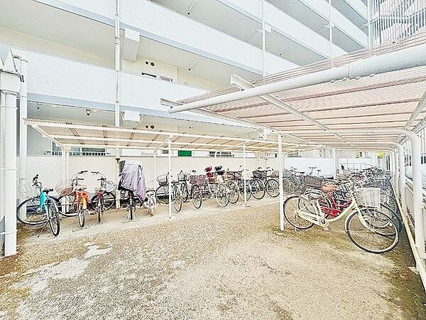 屋根付きの自転車置き場を備え、天候に左右されず保管が可能。整理しやすい配置で、毎日の出入りもスムーズです。