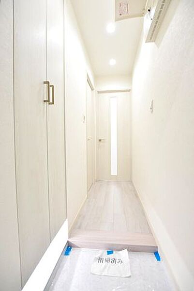 ゆとりある空間設計が際立つ玄関は、開放感と機能性を兼ね備えた上質な佇まい。動線や収納にも配慮された洗練のデザインが、住まいの品格を静かに引き立てます。