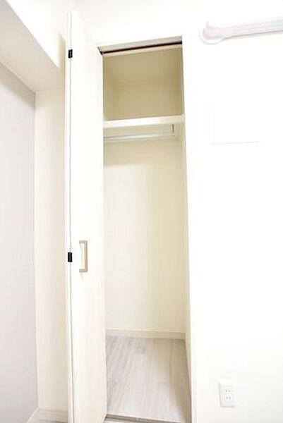 ゆとりあるクローゼットが、衣類だけでなく暮らしの美意識までも美しく整えます。お気に入りの一着も季節のアイテムも、すっと馴染み、身支度の時間が心を整えるひとときに。