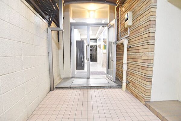 光を多く取り入れた明るいエントランス部分は高級感ある仕上り。将来に亘って誇れる我が家の大事な入り口部分。