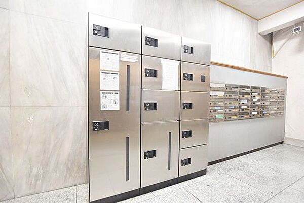 忙しい毎日に、ゆとりをもたらす宅配ボックス！不在時でも荷物を受け取れ再配達の手間を省き、時間に縛られないスマートな暮らしを叶えます。生活利便がぐっと高まる、うれしい設備です。